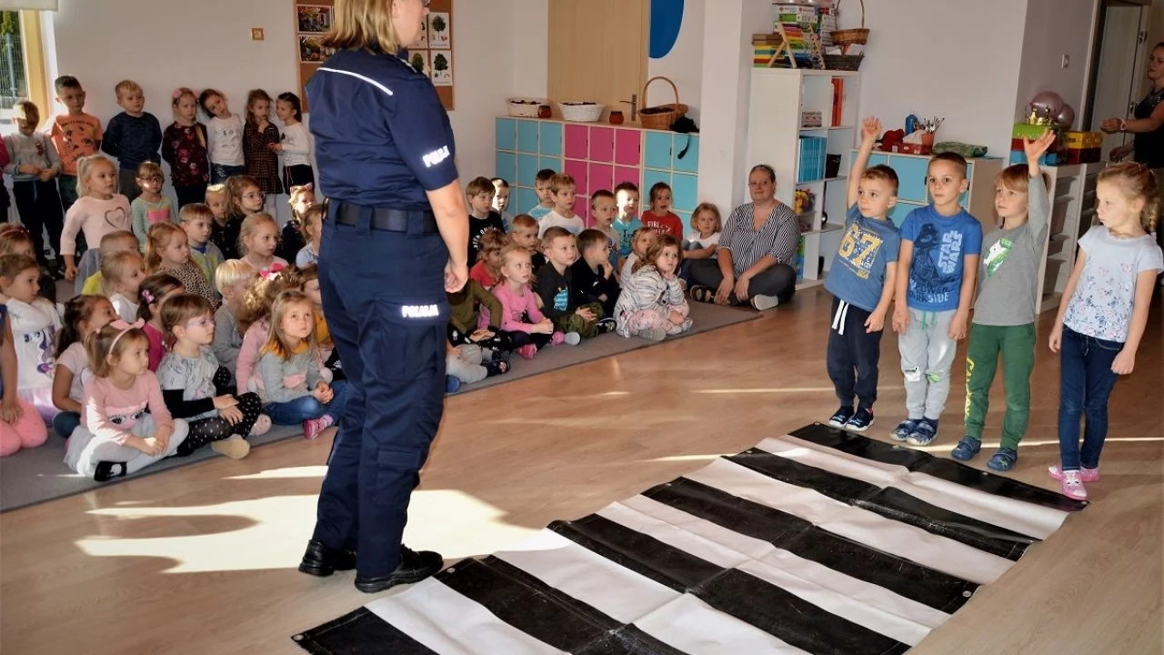 Policjantka spotkała się z przedszkolakami