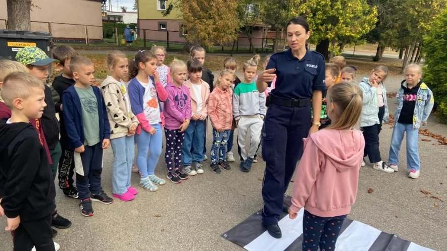 Policjantka szkoli uczniów z bezpieczeństwa