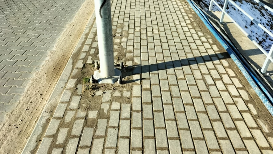 Pomniejszone chodniki przez lampy w Rokitkach