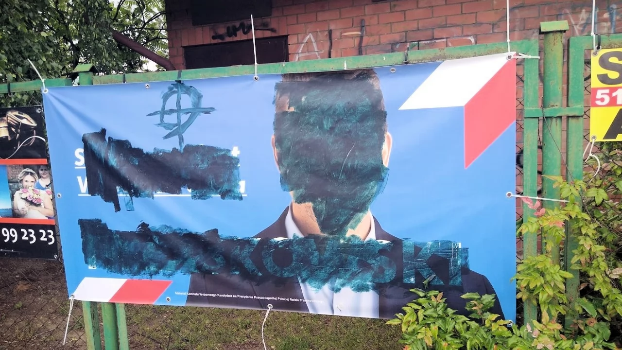 Poniszczone banery. Policja przypomina, że to wykroczenie
