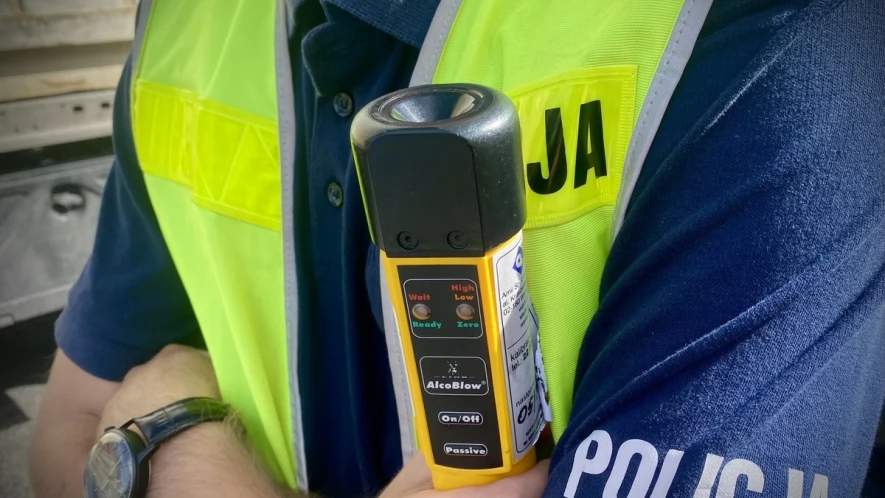 Popił, przełożył tablice rejestracyjne i wsiadł na motorower