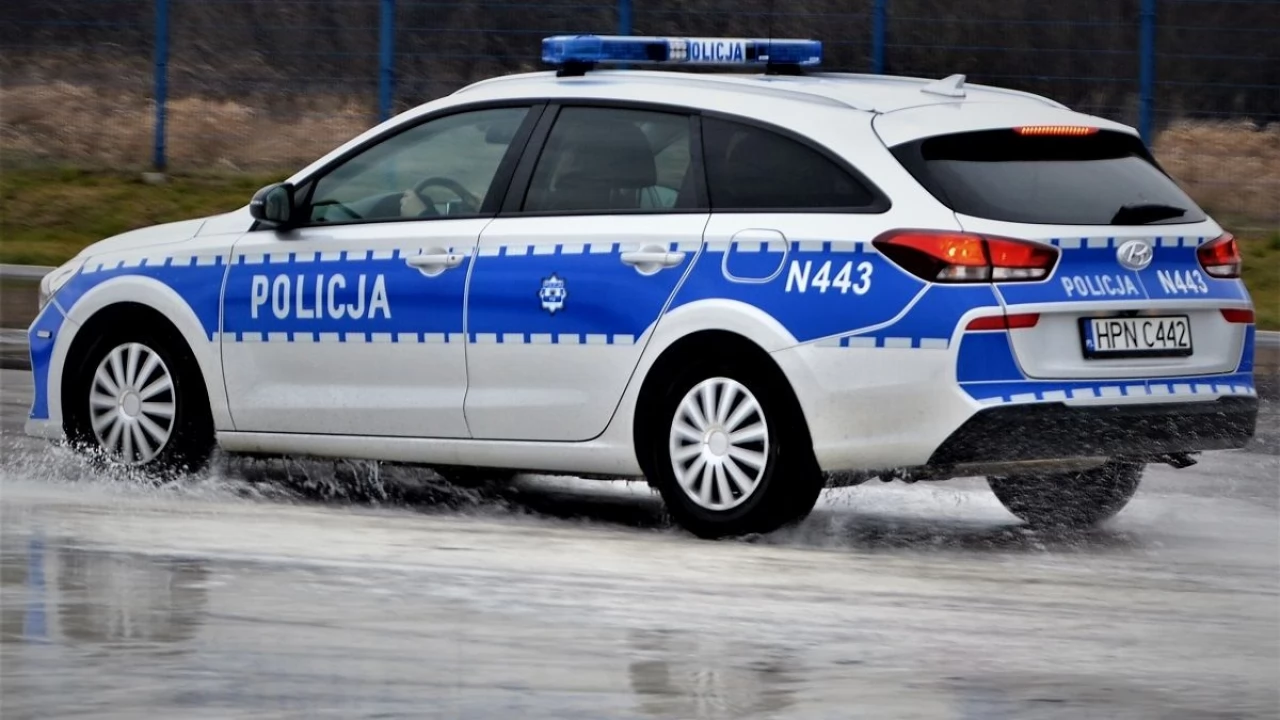 Pościg na krajówce. 22-latka straciła panowanie nad autem i uderzyła w radiowóz