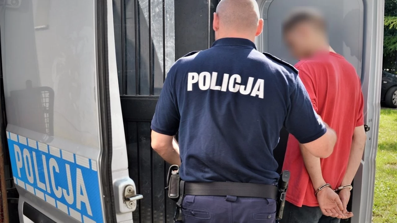 Poszukiwany leżał na klatce. W kieszeni woreczek z białą substancją