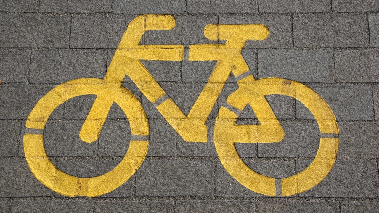 Potrącenie rowerzysty na placu Piłsudskiego
