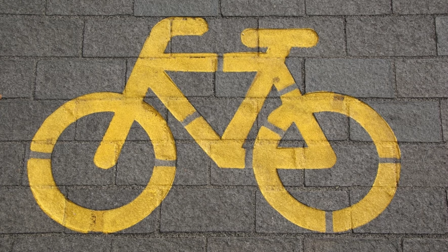 Potrącenie rowerzysty na placu Piłsudskiego