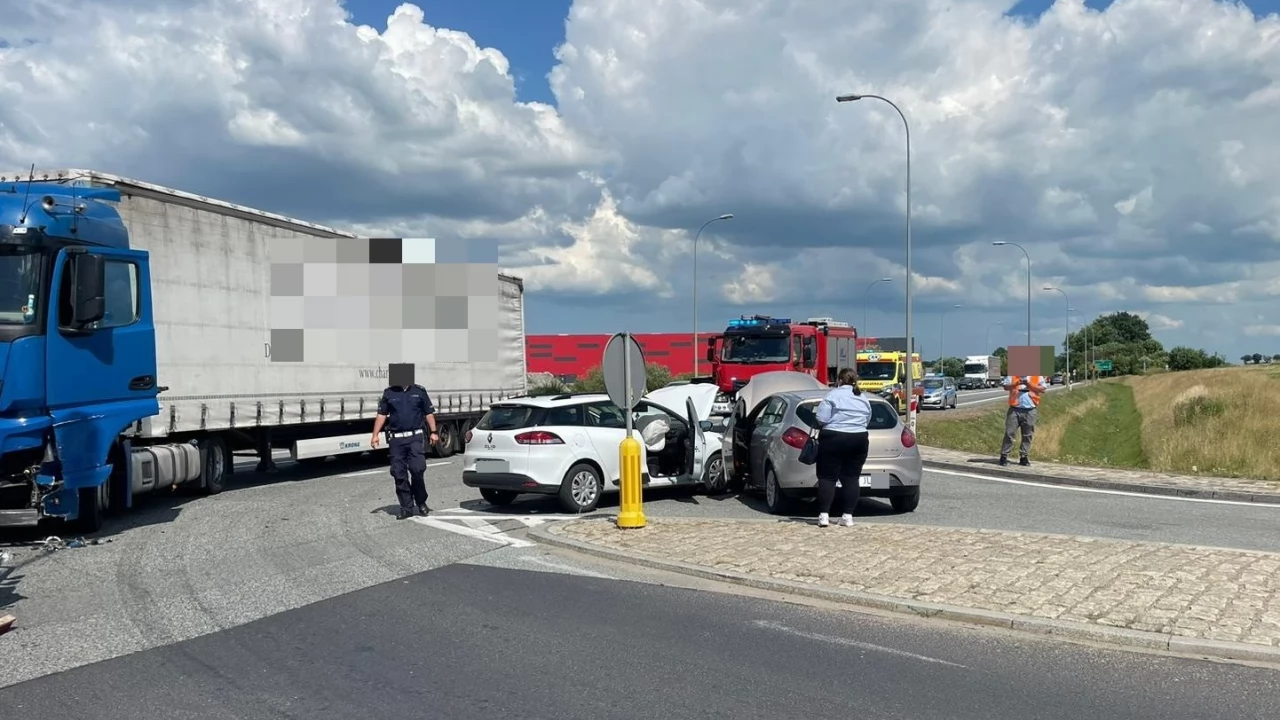 Poważny wypadek w Swarożynie. Droga zablokowana