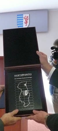 Józef Puczyński wręcza Samburię Andrzejowi Semborowskiemu