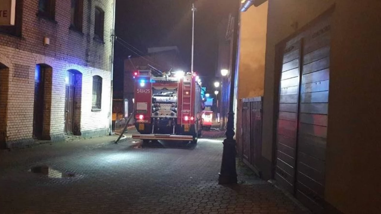 Pożar na Wąskiej. Cztery zastępy gasiły ogień na poddaszu