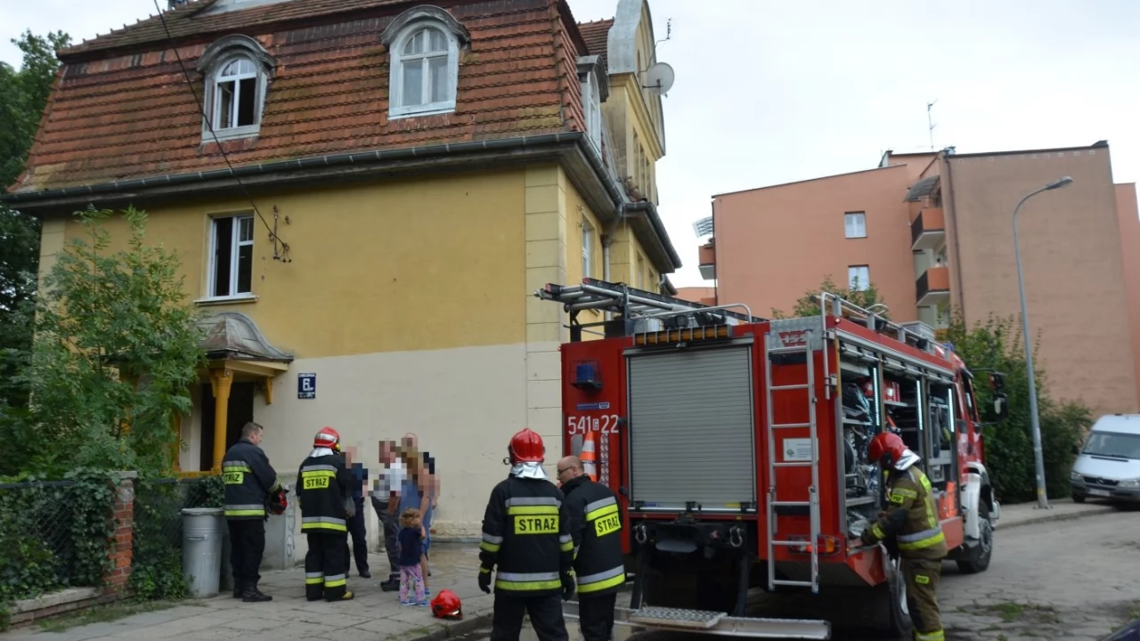 Pożar na Zielonej. Strażacy wynieśli z mieszkania mężczyznę