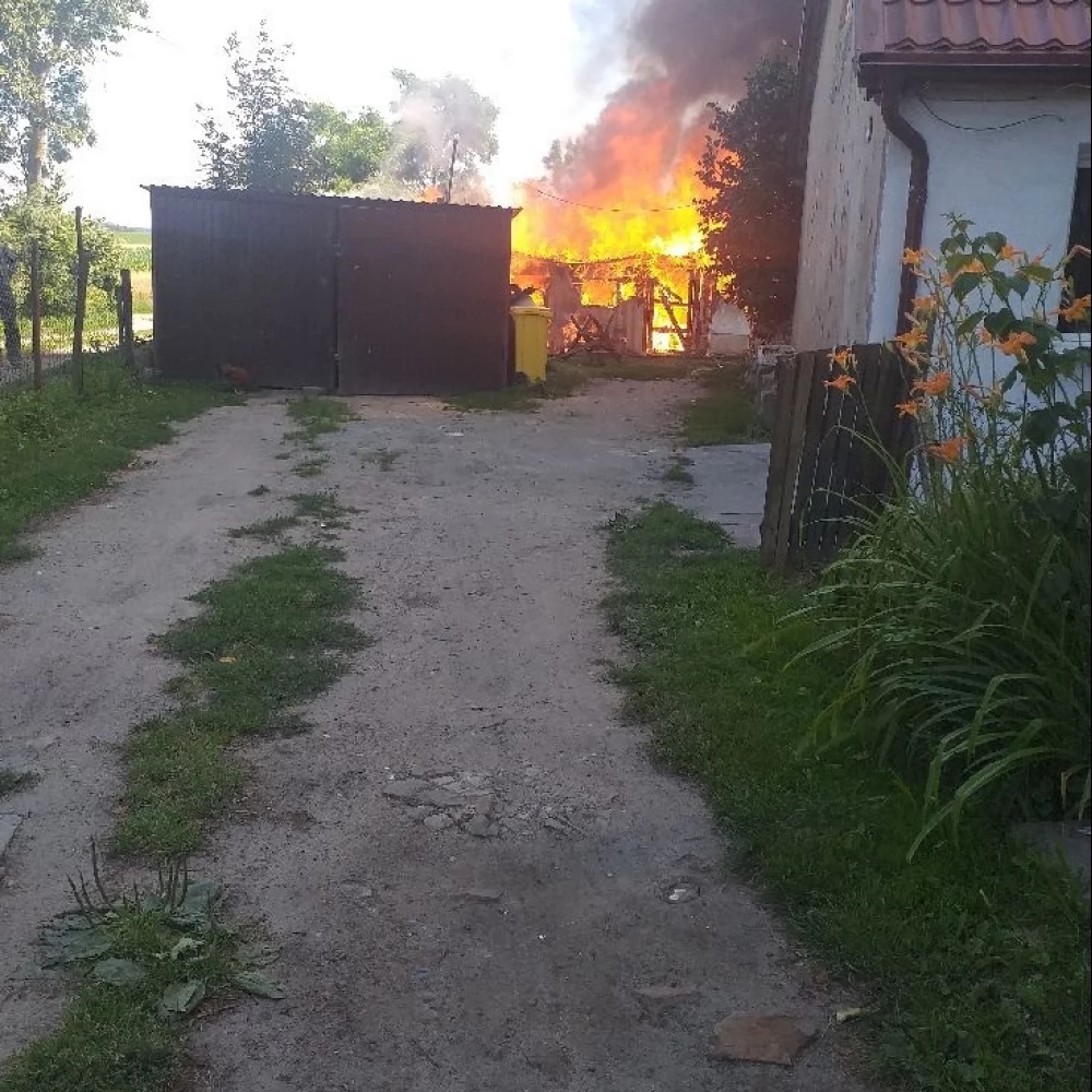 Pożar w Międzyłężu. Na miejscu cztery zastępy straży