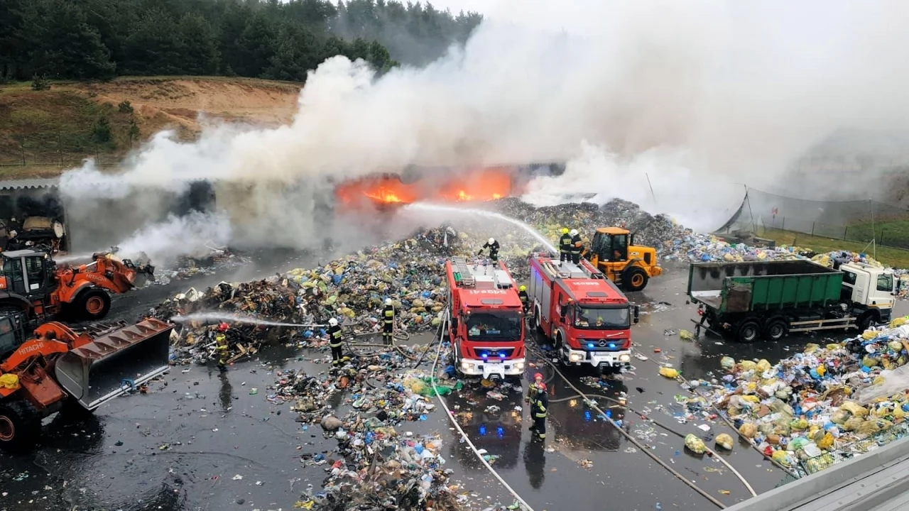 Pożar w ZUOS. Blisko 9 godzin trwała akcja gaśnicza