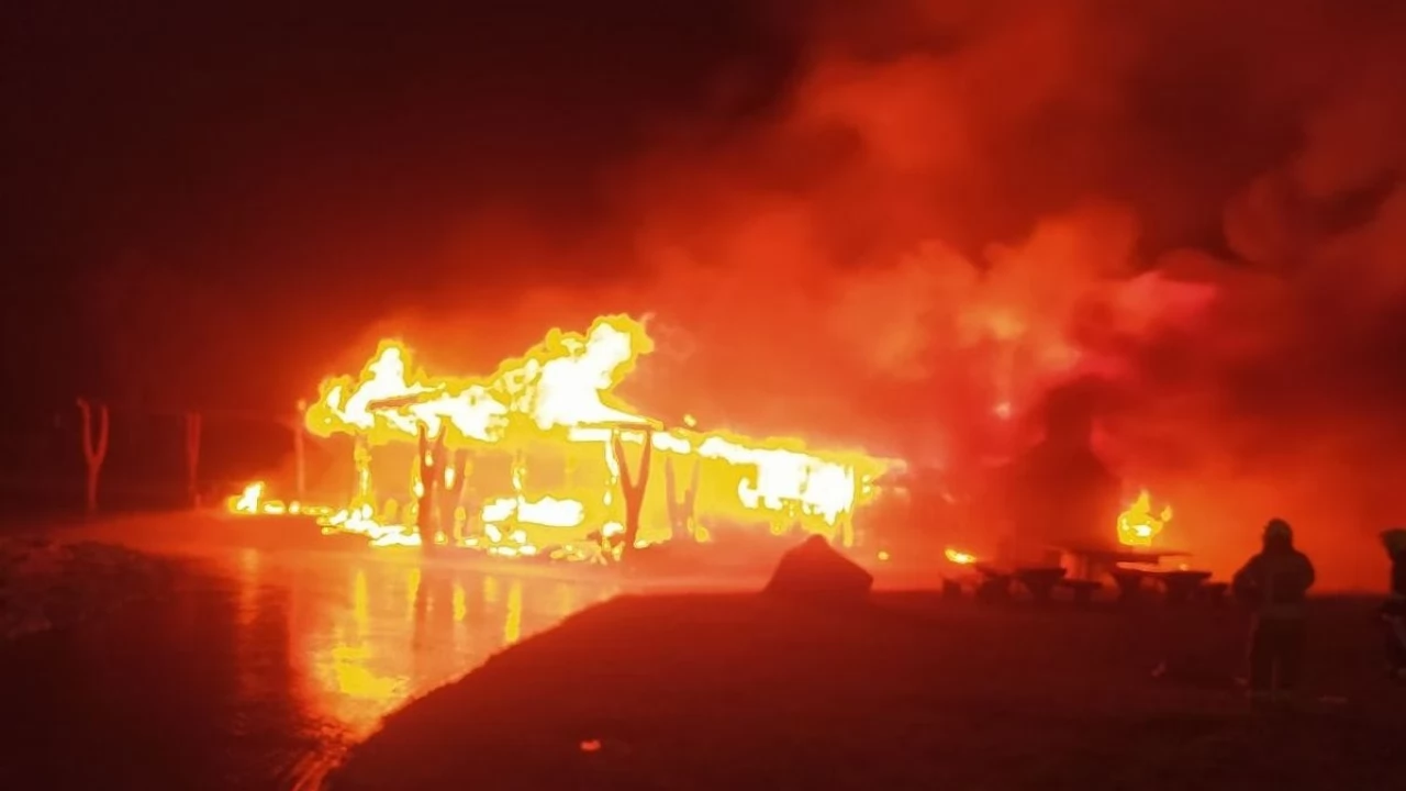 Pożar wiaty i wypadek ciężarówki