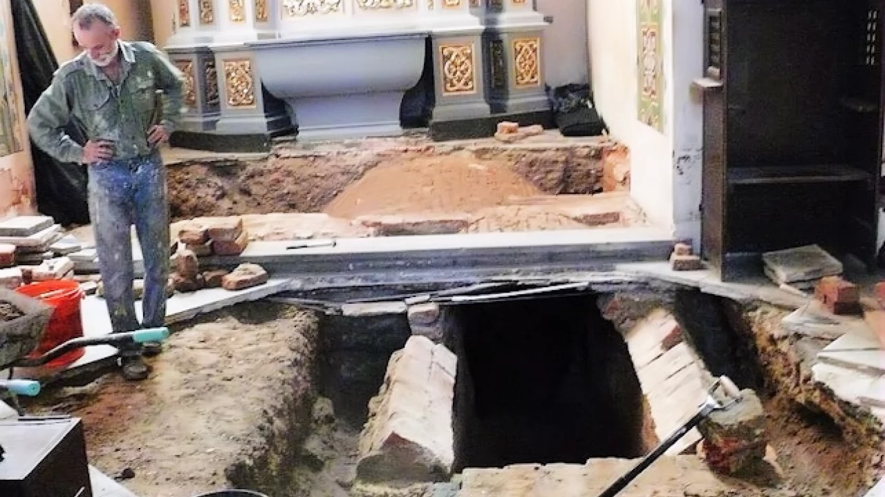 Prace archeologiczne w farze. Ktoś obrabował kryptę