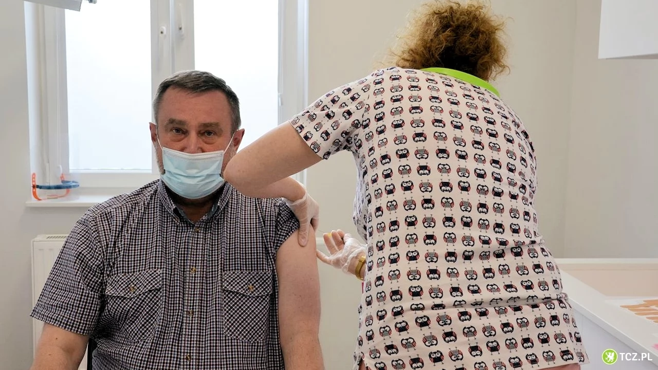Prezydent Tczewa namawia do szczepień, rząd kusi loterią