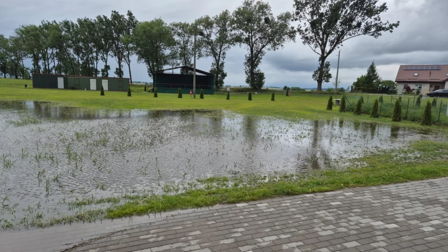 Problem po deszczu na boisku i działkach w Dąbrówce