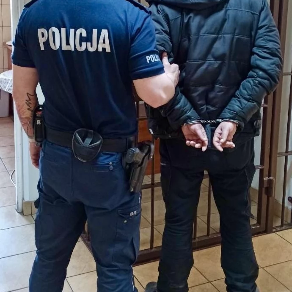 Próbowali włamać się do auta młotkiem. Czterech mężczyzn z zarzutami