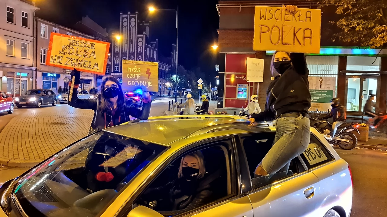 Protesty ws. aborcji nie ustają. "Wybaczcie utrudnienia, Tczew ma rząd do obalenia" [FILM]