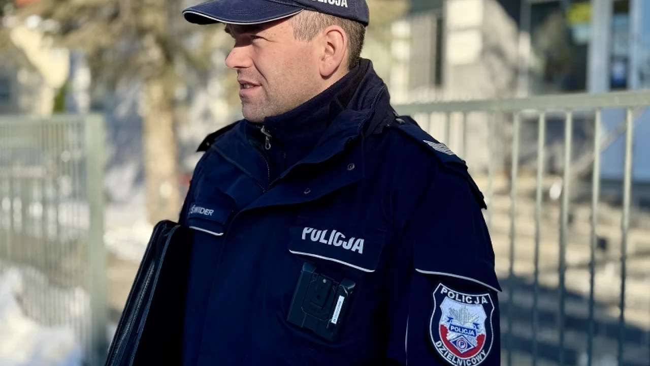 Prowadzili czynności dotyczące śmierci mężczyzny. Na szczęście zauważyli też sytuację żony