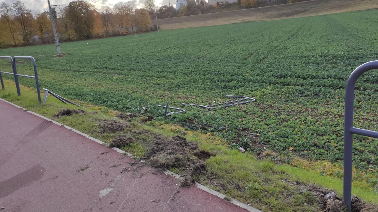 Przed czym chronią barierki?