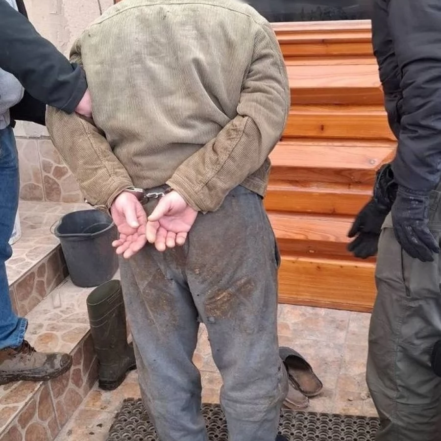 Przed policjantami schował się w oborze. Nie pomogło