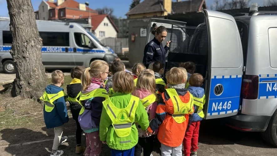 Przedszkolaki na komendzie