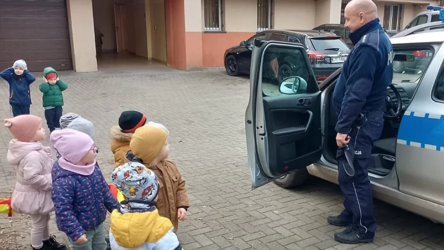 Przedszkolaki na komendzie