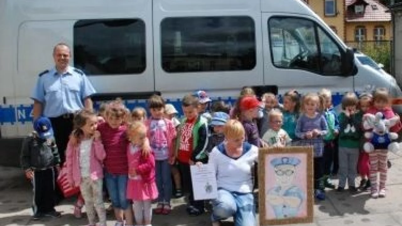Przedszkolaki podglądały pracę policjantów