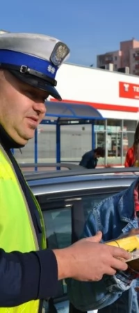 Policjanci rozdawali latarki