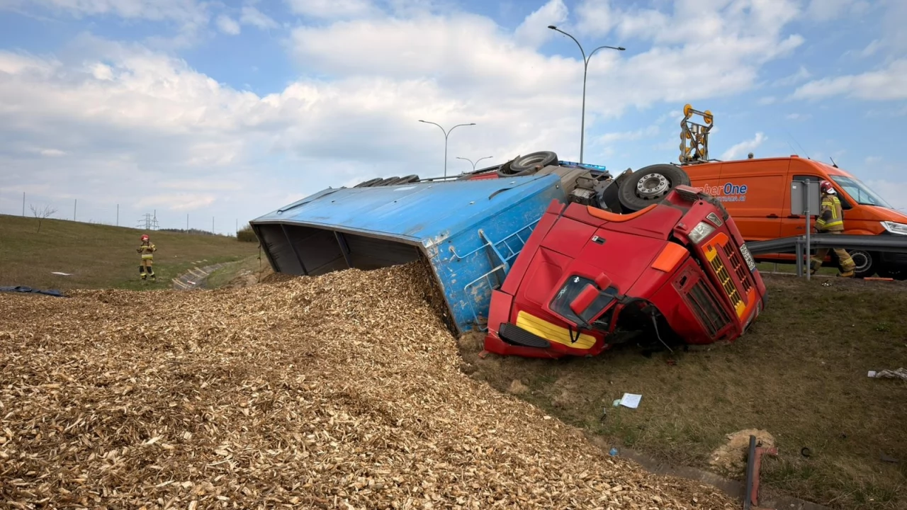 Przewrócona ciężarówka na A1