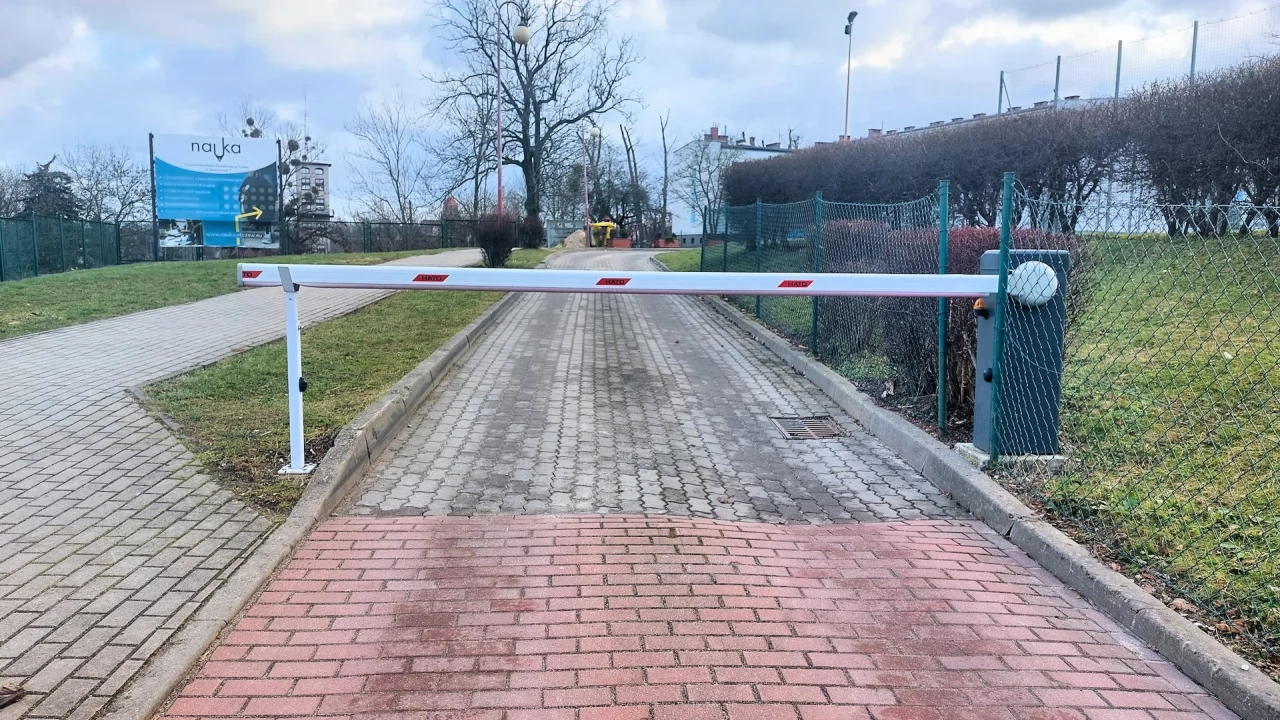 Pytają o szlaban przy wjeździe do "dwójki"