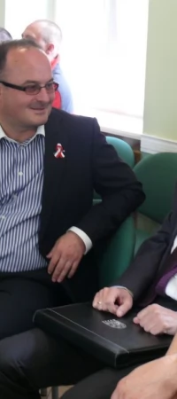Radny Urban (z lewej) "przesłuchiwał" Kajetana Gościaka (z prawej) również w kuluarach