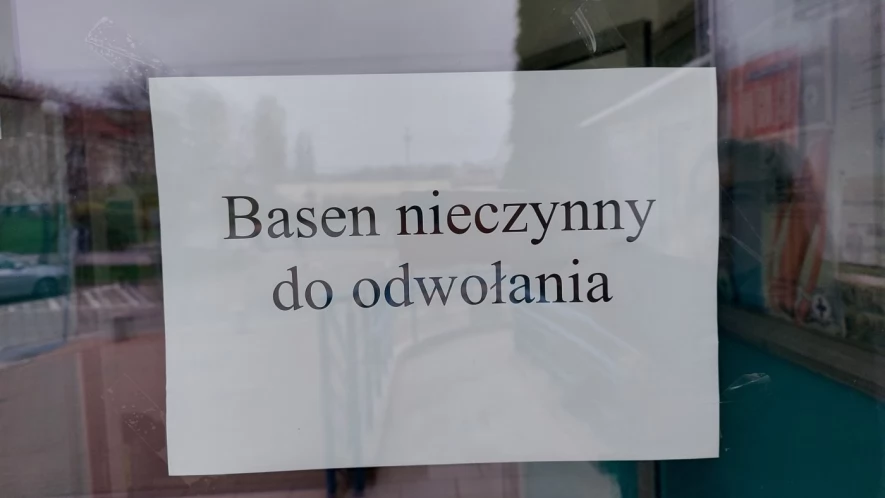 Ratownicy na zwolnieniach - basen zamknięty