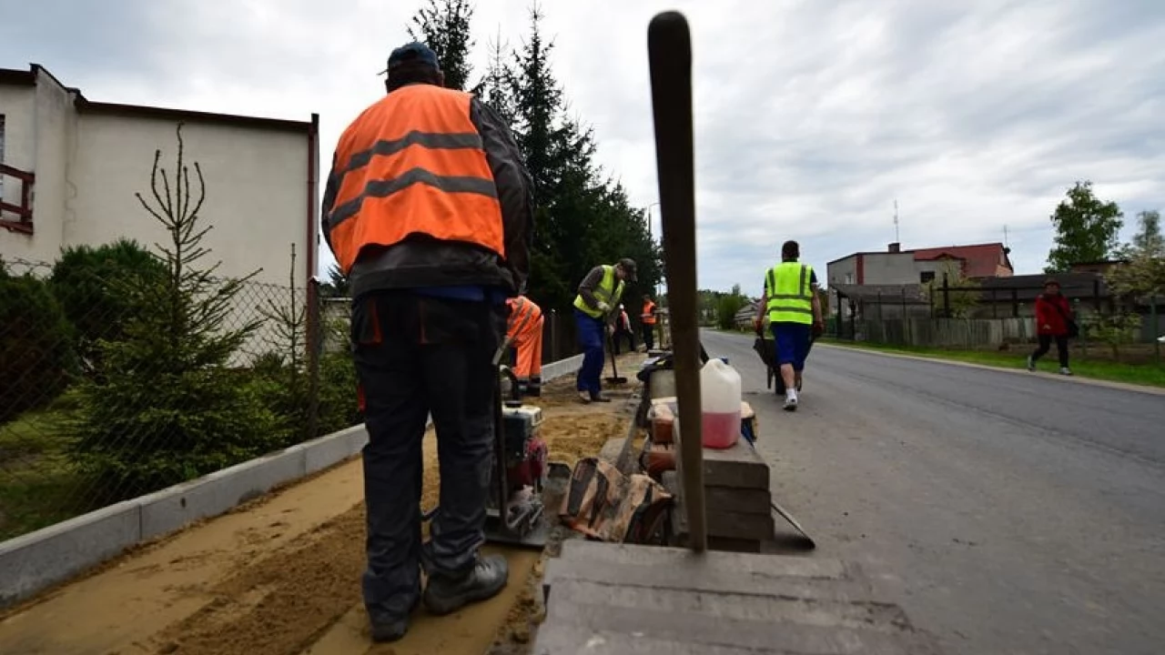 Remontują chodnik w Nicponi