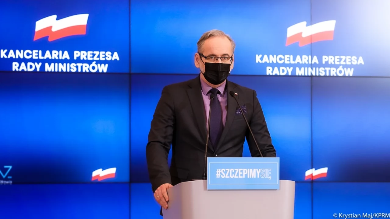 Restrykcje przedłużone, ale przedszkola będą otwarte. Majówka z zamkniętymi hotelami