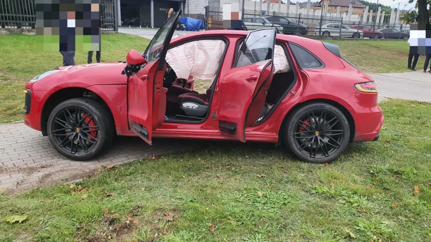 Rokitki. Porsche wypadło z drogi