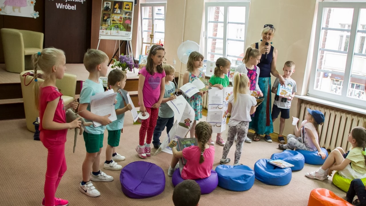Roksana Jędrzejewska-Wróbel z wizytą w Miejskiej Bibliotece Publicznej