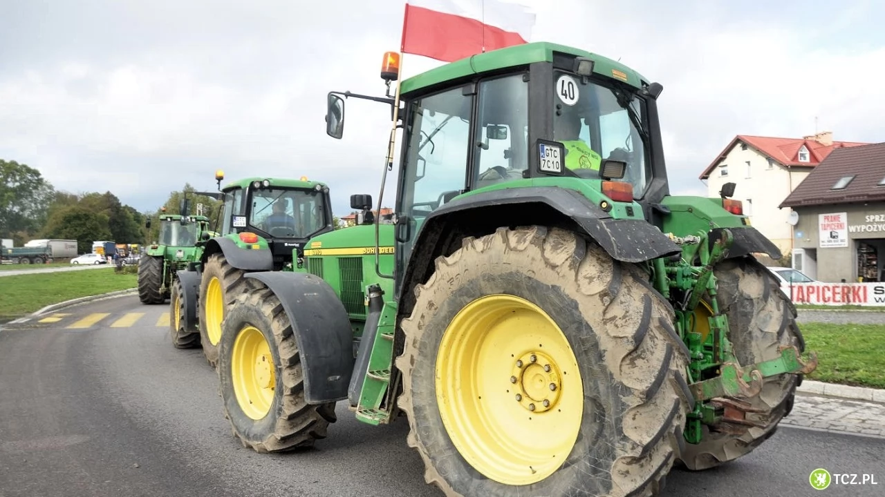 Rolnicy wyszli na drogi. Kilkadziesiąt traktorów na rondzie łączącym dk 91 i 22