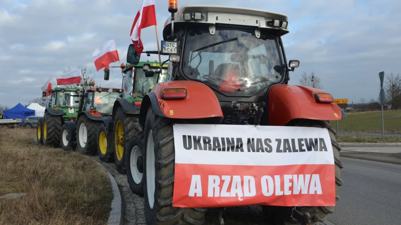 Rolnicze miasteczko na rondzie w Czarlinie. Jest nawet trumna [WIDEO]