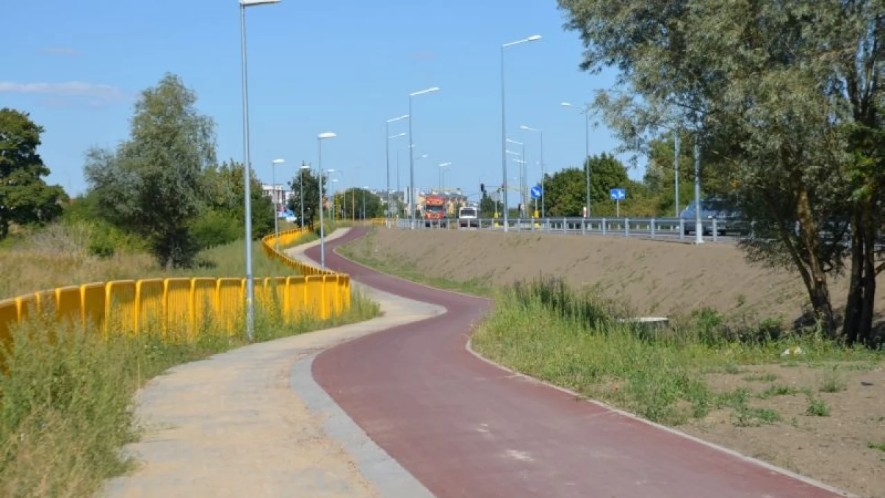 Rowerzyści czekają na oświetlenie ścieżki
