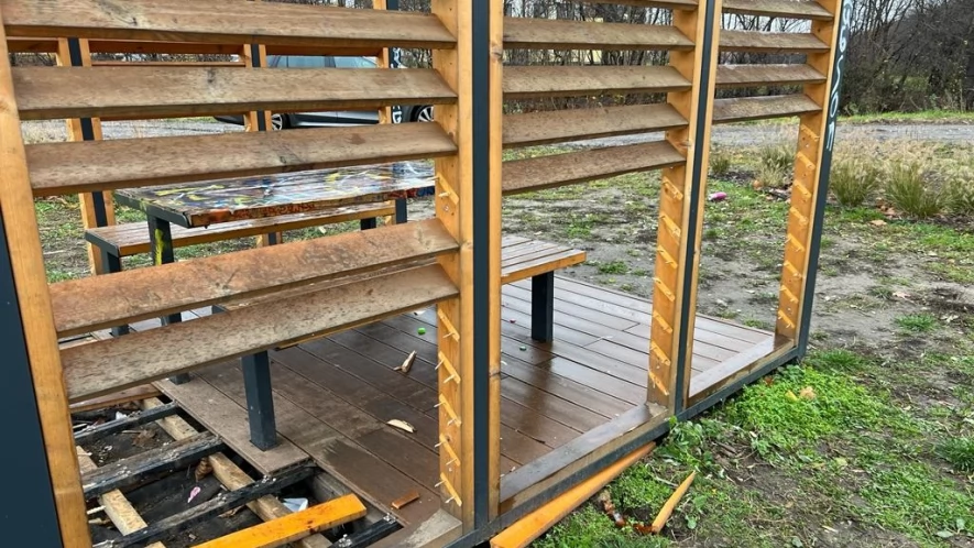Rozkradli altanę na opał?