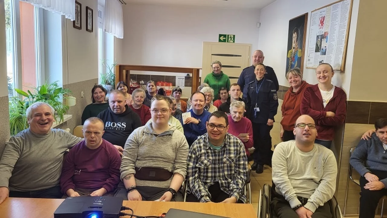 Rozmawiali o bezpieczeństwie i oszustwach. Ważne spotkanie w Narkowach