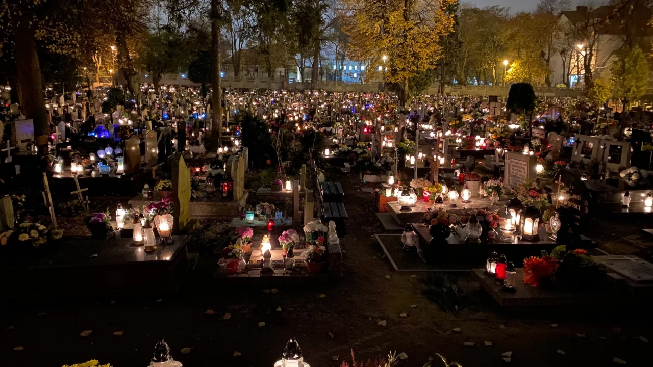 Rozpoczynają się żniwa dla cmentarnych hien