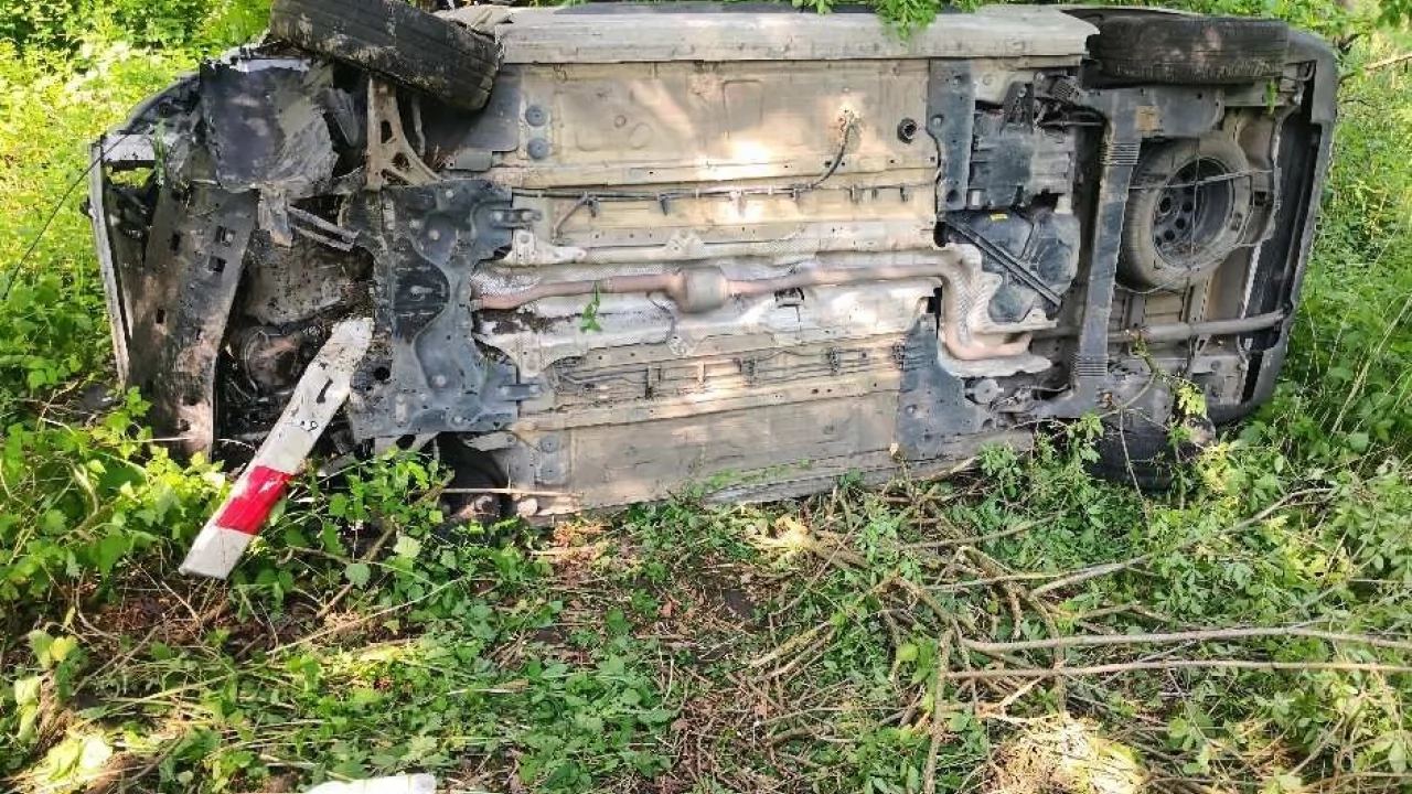 Rudno. Osobówka wjechała w drzewo
