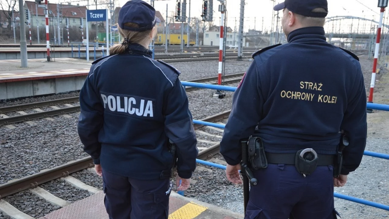 Ruszył w stronę nadjeżdżającego pociągu. Patrol uratował go w ostatniej chwili