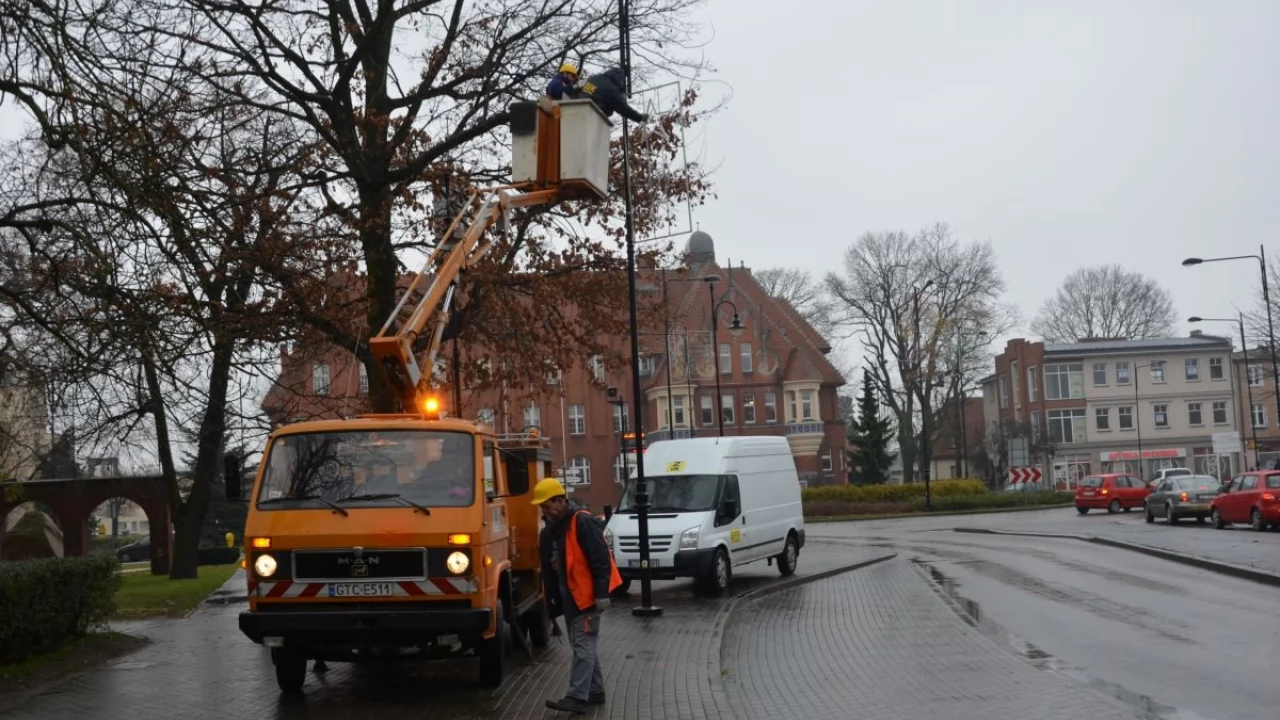 Ruszyło wywieszanie świątecznych iluminacji