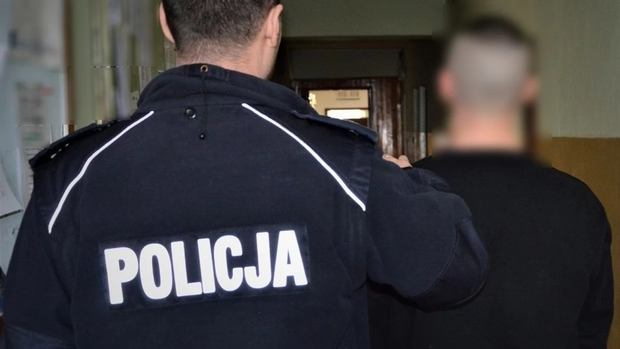 Rzucił słoikiem na widok policjantów. Co było w środku?