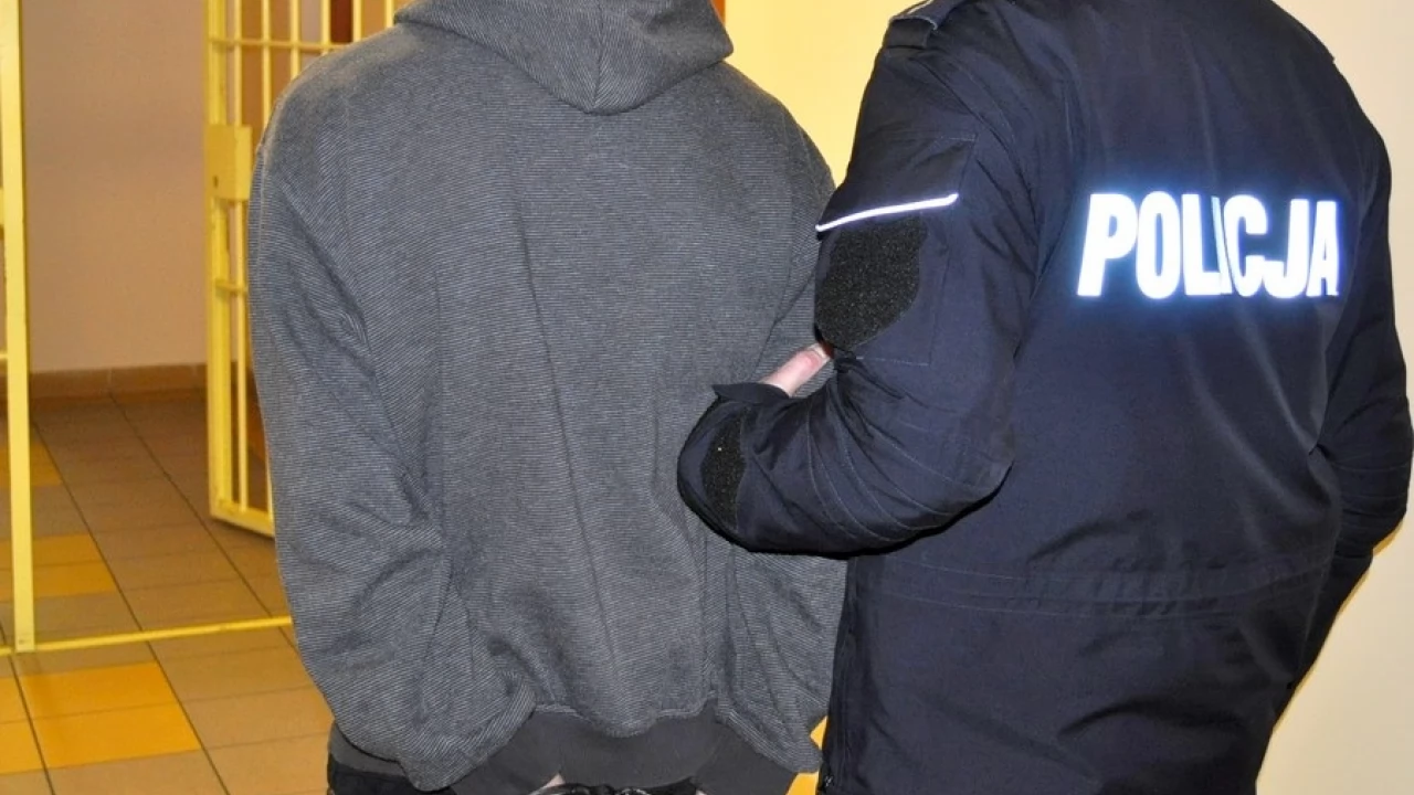 Samochodem, pieszo przez pola... Próbował uciekać, bo był poszukiwany