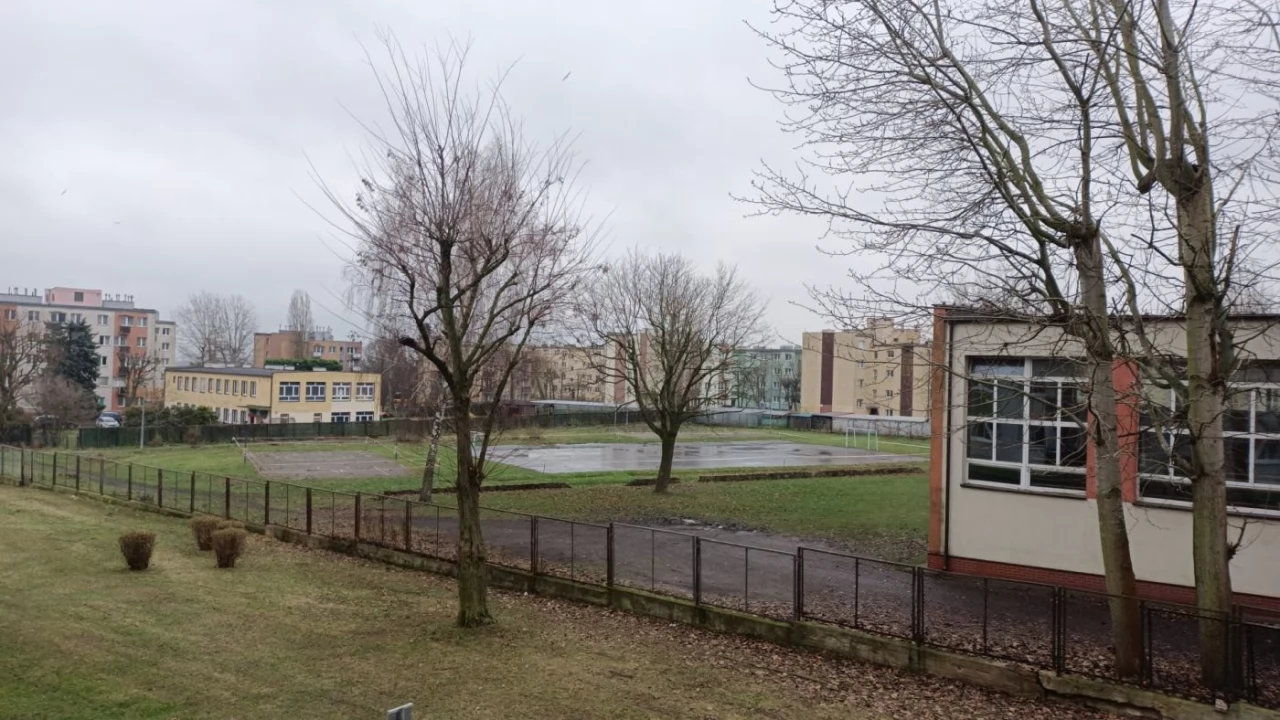 Schron pod szkolnym boiskiem?