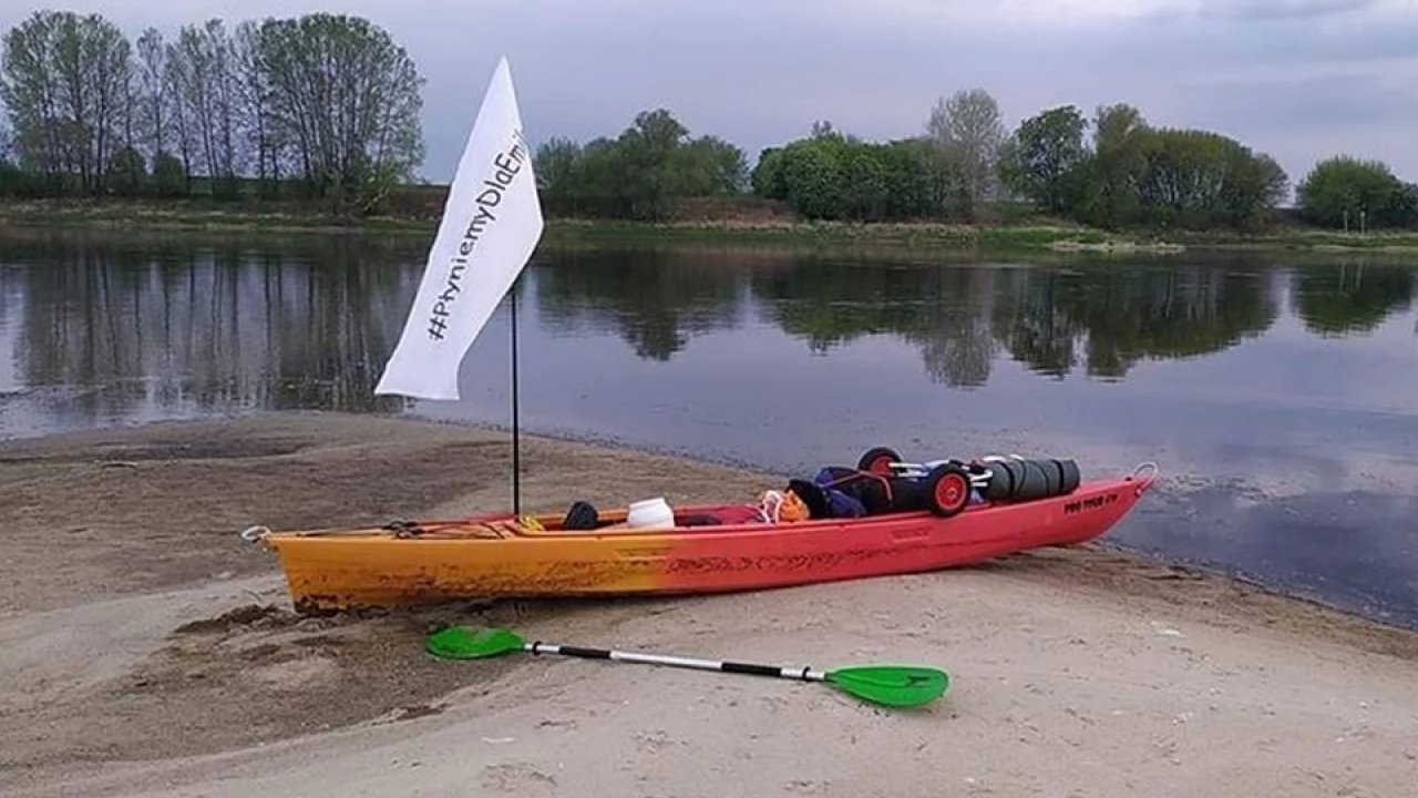 Ściągnął mundur i wsiadł do kajaka. Przepłynie 300 km dla chorego Emilka