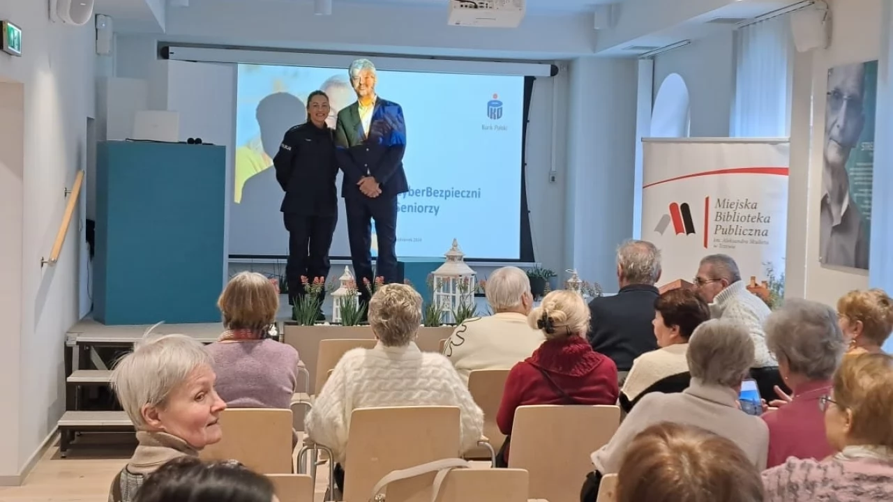 Seniorzy rozmawiali o bezpieczeństwie. Spotkanie o oszustwach w Miejskiej Bibliotece Publicznej w Tczewie